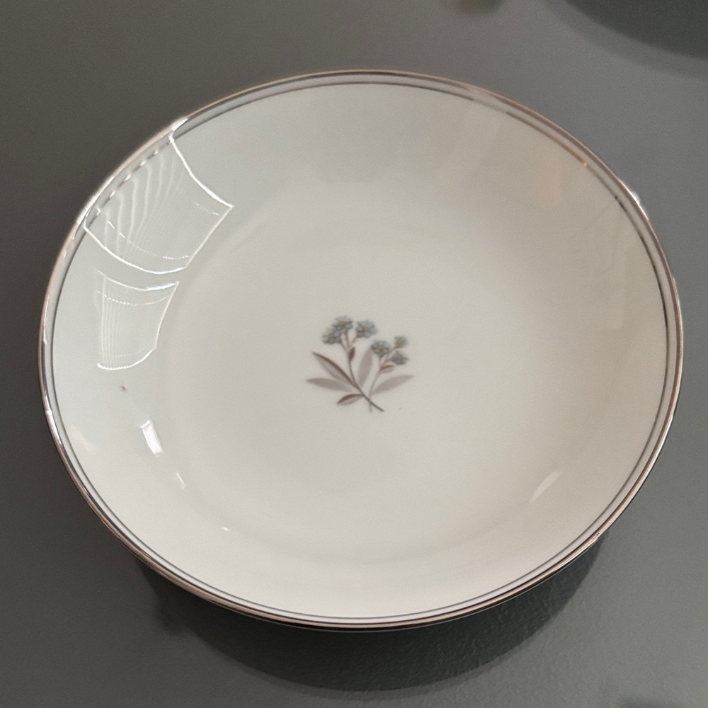 Noritake Bessie 5788 Elegant White with blue Floral sauce, fruit, dessert Bowls